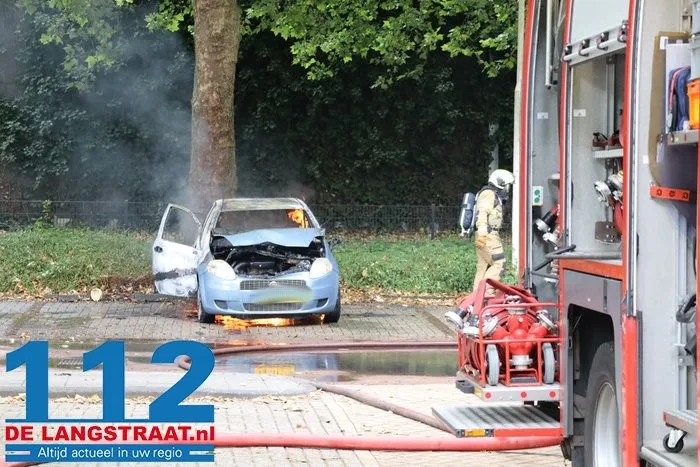 Auto brandt helemaal af op parkeerplaats in Vlijmen 1 Auto brandt helemaal af op parkeerplaats in Vlijmen 112 De Langstraat