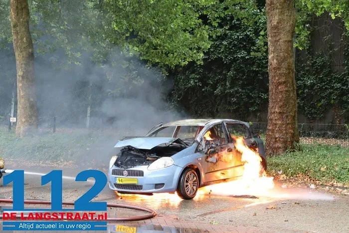 Auto brandt helemaal af op parkeerplaats in Vlijmen 3 Auto brandt helemaal af op parkeerplaats in Vlijmen 112 De Langstraat