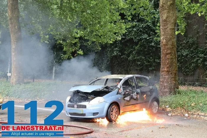 Auto brandt helemaal af op parkeerplaats in Vlijmen 4 Auto brandt helemaal af op parkeerplaats in Vlijmen 112 De Langstraat