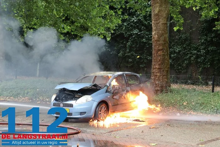 Auto brandt helemaal af op parkeerplaats in Vlijmen 5 Auto brandt helemaal af op parkeerplaats in Vlijmen 112 De Langstraat
