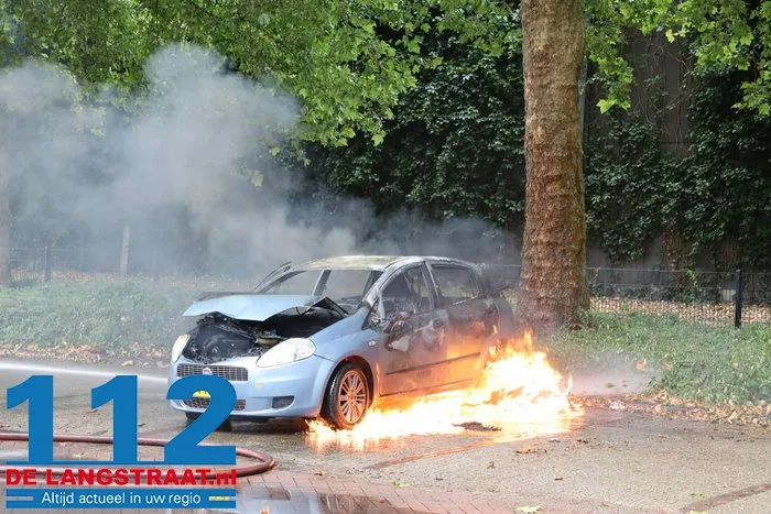 Auto brandt helemaal af op parkeerplaats in Vlijmen 6 Auto brandt helemaal af op parkeerplaats in Vlijmen 112 De Langstraat