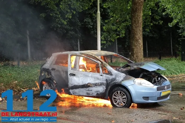 Auto brandt helemaal af op parkeerplaats in Vlijmen 7 Auto brandt helemaal af op parkeerplaats in Vlijmen 112 De Langstraat