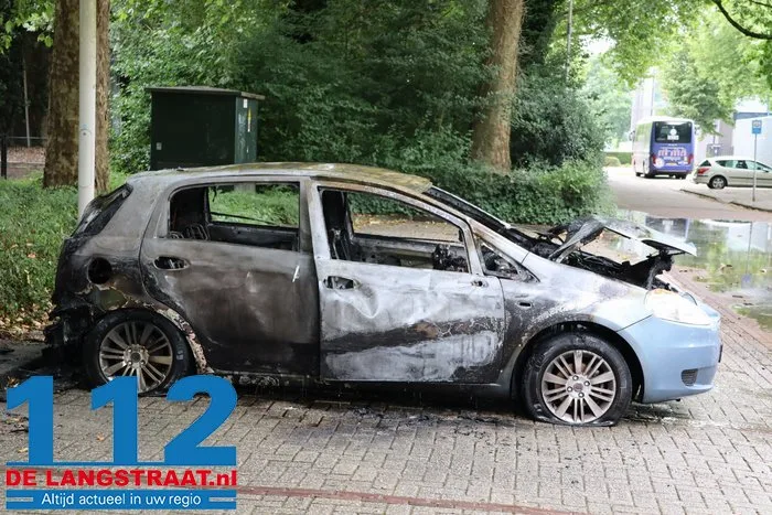 Auto brandt helemaal af op parkeerplaats in Vlijmen 11 Auto brandt helemaal af op parkeerplaats in Vlijmen 112 De Langstraat