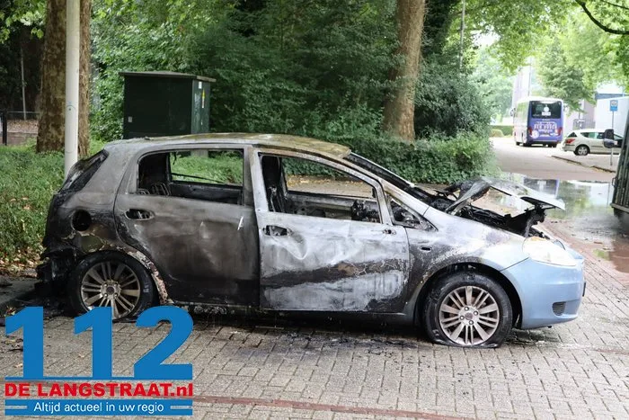 Auto brandt helemaal af op parkeerplaats in Vlijmen 12 Auto brandt helemaal af op parkeerplaats in Vlijmen 112 De Langstraat