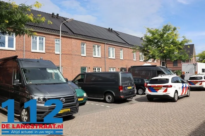 (UPDATE) Vrouw (38) overleden bij huiselijk geweld in Vlijmen, man (35) aangehouden: ‘Kindje is door buren opgevangen’ 1 (UPDATE) Vrouw (38) overleden bij huiselijk geweld in Vlijmen, man (35) aangehouden: ‘Kindje is door buren opgevangen’ 112 De Langstraat