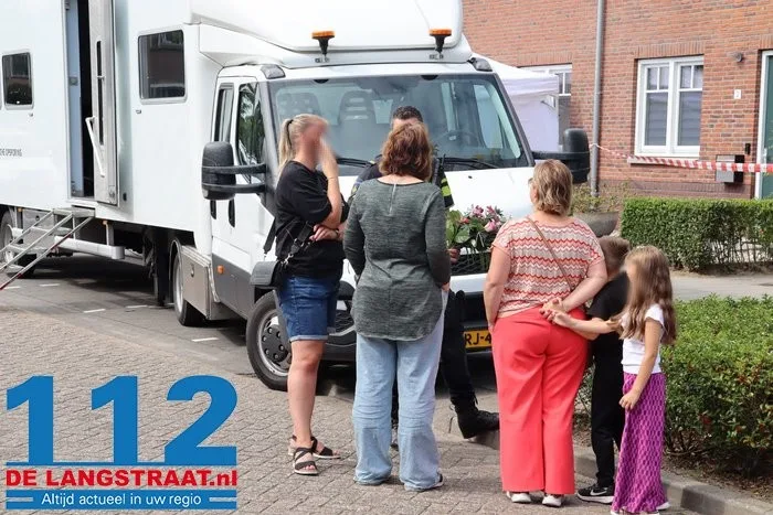 (UPDATE) Vrouw (38) overleden bij huiselijk geweld in Vlijmen, man (35) aangehouden: ‘Kindje is door buren opgevangen’ 2 (UPDATE) Vrouw (38) overleden bij huiselijk geweld in Vlijmen, man (35) aangehouden: ‘Kindje is door buren opgevangen’ 112 De Langstraat