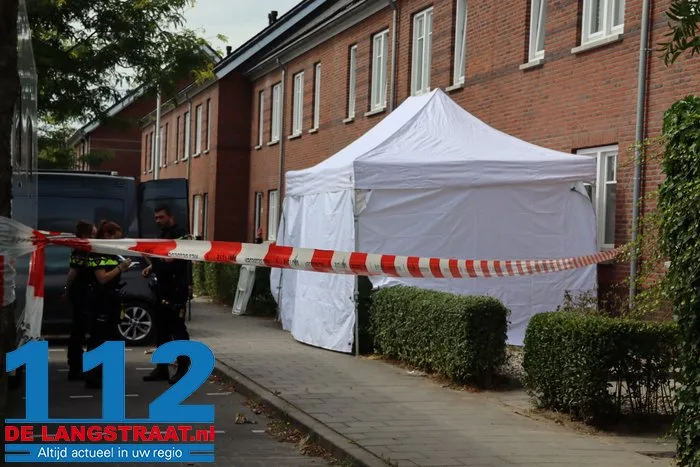 (UPDATE) Vrouw (38) overleden bij huiselijk geweld in Vlijmen, man (35) aangehouden: ‘Kindje is door buren opgevangen’ 3 (UPDATE) Vrouw (38) overleden bij huiselijk geweld in Vlijmen, man (35) aangehouden: ‘Kindje is door buren opgevangen’ 112 De Langstraat