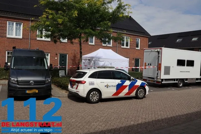 (UPDATE) Vrouw (38) overleden bij huiselijk geweld in Vlijmen, man (35) aangehouden: ‘Kindje is door buren opgevangen’ 5 (UPDATE) Vrouw (38) overleden bij huiselijk geweld in Vlijmen, man (35) aangehouden: ‘Kindje is door buren opgevangen’ 112 De Langstraat