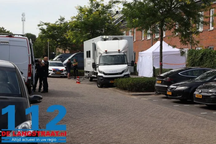 (UPDATE) Vrouw (38) overleden bij huiselijk geweld in Vlijmen, man (35) aangehouden: ‘Kindje is door buren opgevangen’ 6 (UPDATE) Vrouw (38) overleden bij huiselijk geweld in Vlijmen, man (35) aangehouden: ‘Kindje is door buren opgevangen’ 112 De Langstraat