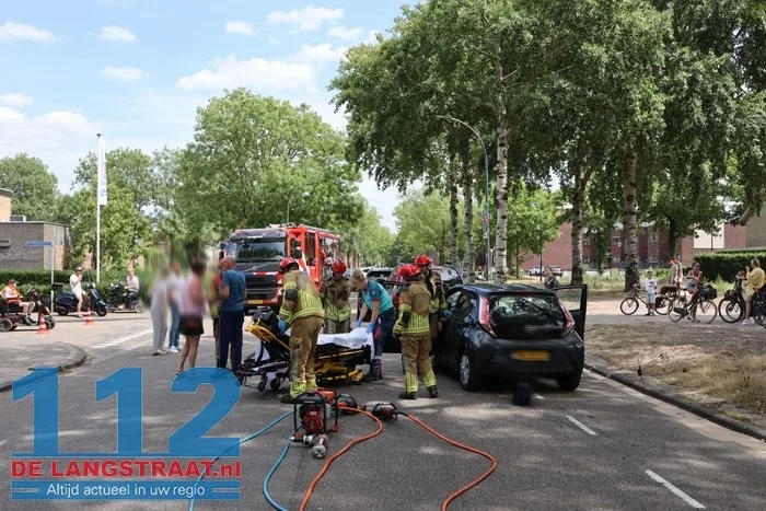 Vier auto’s botsen op elkaar op Blyde Incomstelaan in Waalwijk 1 Vier auto’s botsen op elkaar op Blyde Incomstelaan in Waalwijk 112 De Langstraat