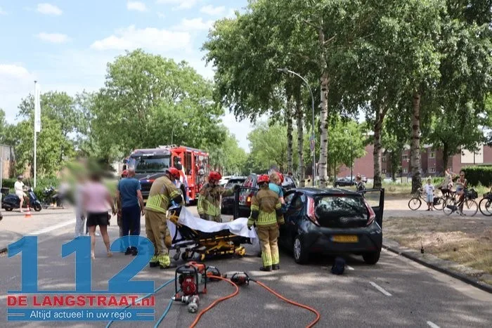 Vier auto’s botsen op elkaar op Blyde Incomstelaan in Waalwijk 2 Vier auto’s botsen op elkaar op Blyde Incomstelaan in Waalwijk 112 De Langstraat