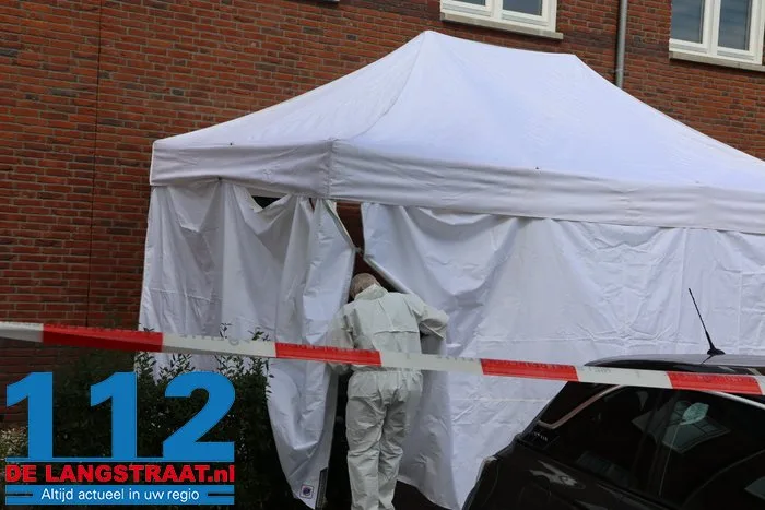 (UPDATE) Vrouw (38) overleden bij huiselijk geweld in Vlijmen, man (35) aangehouden: ‘Kindje is door buren opgevangen’ 13 (UPDATE) Vrouw (38) overleden bij huiselijk geweld in Vlijmen, man (35) aangehouden: ‘Kindje is door buren opgevangen’ 112 De Langstraat