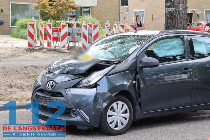 Vier auto’s botsen op elkaar op Blyde Incomstelaan in Waalwijk 7 Vier auto’s botsen op elkaar op Blyde Incomstelaan in Waalwijk 112 De Langstraat