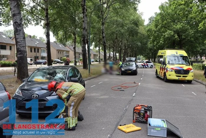Vier auto’s botsen op elkaar op Blyde Incomstelaan in Waalwijk 9 Vier auto’s botsen op elkaar op Blyde Incomstelaan in Waalwijk 112 De Langstraat