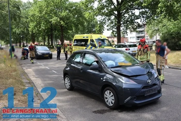 Vier auto’s botsen op elkaar op Blyde Incomstelaan in Waalwijk 11 Vier auto’s botsen op elkaar op Blyde Incomstelaan in Waalwijk 112 De Langstraat