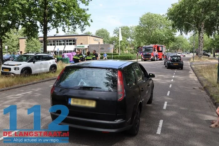 Vier auto’s botsen op elkaar op Blyde Incomstelaan in Waalwijk 13 Vier auto’s botsen op elkaar op Blyde Incomstelaan in Waalwijk 112 De Langstraat