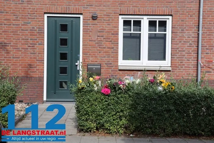 Bloemen bij woning aan de Parklaan in Vlijmen waar huiselijk geweld plaatsvond 1 Bloemen bij woning aan de Parklaan in Vlijmen waar huiselijk geweld plaatsvond 112 De Langstraat