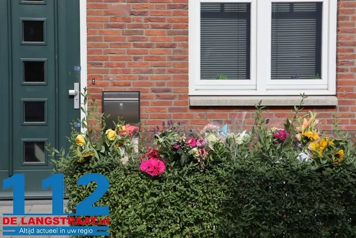 Bloemen bij woning aan de Parklaan in Vlijmen waar huiselijk geweld plaatsvond 2 Bloemen bij woning aan de Parklaan in Vlijmen waar huiselijk geweld plaatsvond 112 De Langstraat