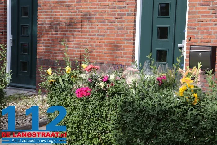 Bloemen bij woning aan de Parklaan in Vlijmen waar huiselijk geweld plaatsvond 3 Bloemen bij woning aan de Parklaan in Vlijmen waar huiselijk geweld plaatsvond 112 De Langstraat