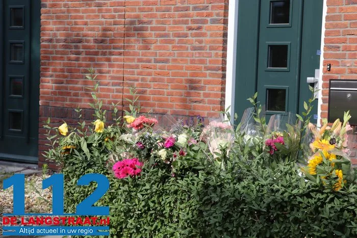 Bloemen bij woning aan de Parklaan in Vlijmen waar huiselijk geweld plaatsvond 4 Bloemen bij woning aan de Parklaan in Vlijmen waar huiselijk geweld plaatsvond 112 De Langstraat