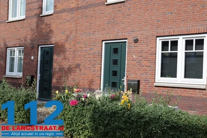 Bloemen bij woning aan de Parklaan in Vlijmen waar huiselijk geweld plaatsvond 5 Bloemen bij woning aan de Parklaan in Vlijmen waar huiselijk geweld plaatsvond 112 De Langstraat