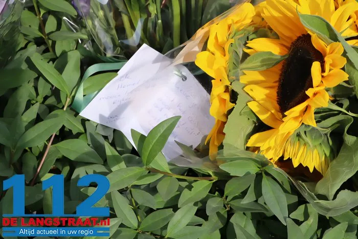 Bloemen bij woning aan de Parklaan in Vlijmen waar huiselijk geweld plaatsvond 6 Bloemen bij woning aan de Parklaan in Vlijmen waar huiselijk geweld plaatsvond 112 De Langstraat