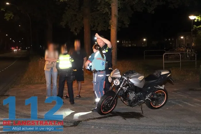 Motorrijder gewond na botsing met auto op Blyde Incomstelaan in Waalwijk 6 Motorrijder gewond na botsing met auto op Blyde Incomstelaan in Waalwijk 112 De Langstraat