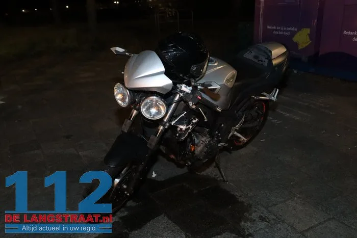 Motorrijder gewond na botsing met auto op Blyde Incomstelaan in Waalwijk 12 Motorrijder gewond na botsing met auto op Blyde Incomstelaan in Waalwijk 112 De Langstraat