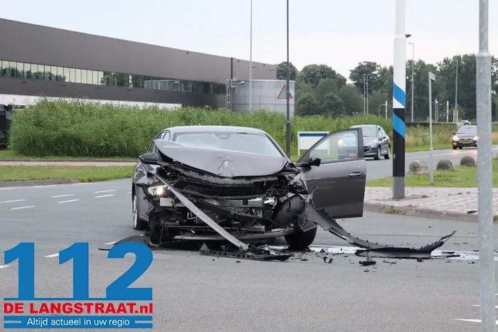 Flinke aanrijding op beruchte kruising Kloosterheulweg in Waalwijk 1 Flinke aanrijding op beruchte kruising Kloosterheulweg in Waalwijk 112 De Langstraat