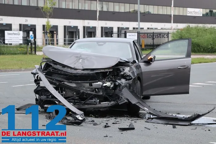 Flinke aanrijding op beruchte kruising Kloosterheulweg in Waalwijk 2 Flinke aanrijding op beruchte kruising Kloosterheulweg in Waalwijk 112 De Langstraat