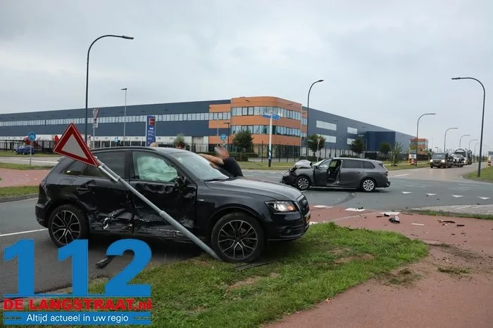 Flinke aanrijding op beruchte kruising Kloosterheulweg in Waalwijk 4 Flinke aanrijding op beruchte kruising Kloosterheulweg in Waalwijk 112 De Langstraat