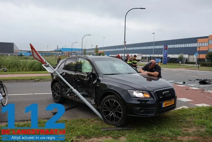 Flinke aanrijding op beruchte kruising Kloosterheulweg in Waalwijk 8 Flinke aanrijding op beruchte kruising Kloosterheulweg in Waalwijk 112 De Langstraat