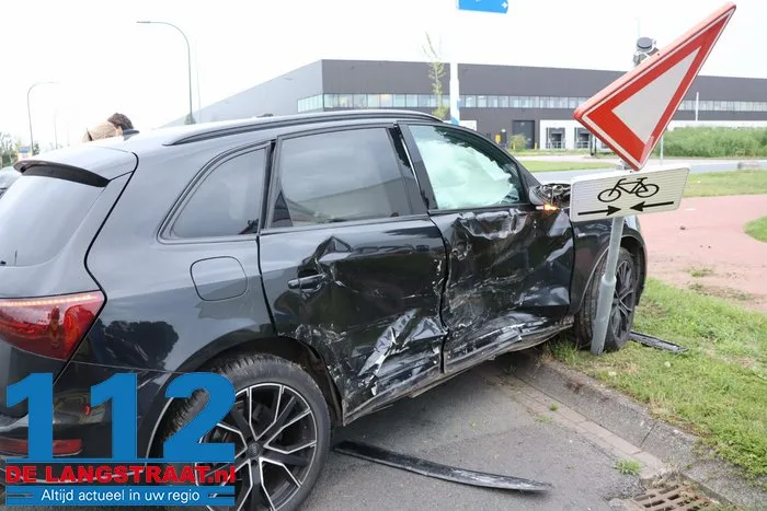 Flinke aanrijding op beruchte kruising Kloosterheulweg in Waalwijk 9 Flinke aanrijding op beruchte kruising Kloosterheulweg in Waalwijk 112 De Langstraat