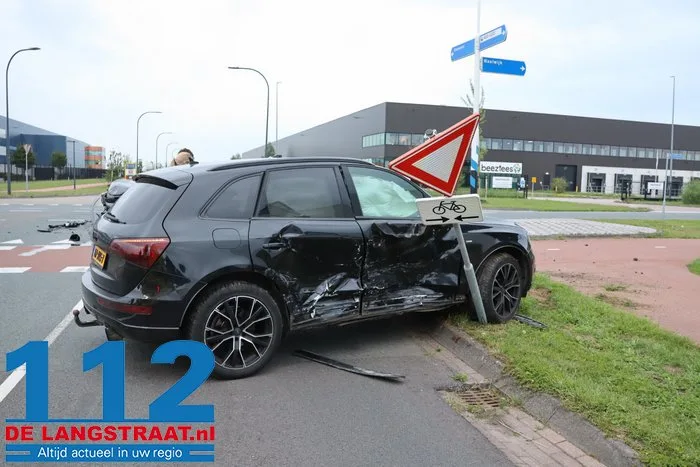 Flinke aanrijding op beruchte kruising Kloosterheulweg in Waalwijk 10 Flinke aanrijding op beruchte kruising Kloosterheulweg in Waalwijk 112 De Langstraat