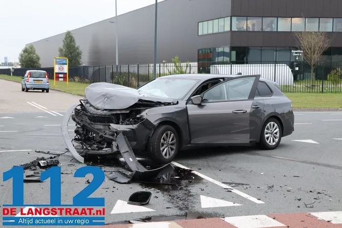 Flinke aanrijding op beruchte kruising Kloosterheulweg in Waalwijk 11 Flinke aanrijding op beruchte kruising Kloosterheulweg in Waalwijk 112 De Langstraat