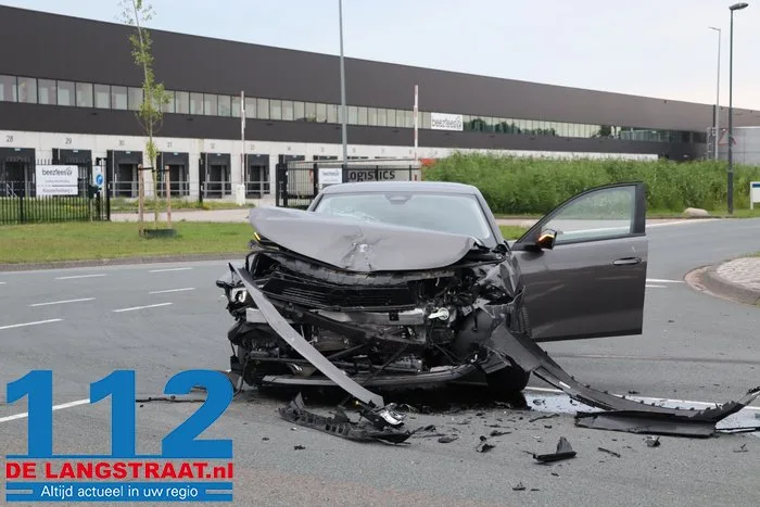 Flinke aanrijding op beruchte kruising Kloosterheulweg in Waalwijk 12 Flinke aanrijding op beruchte kruising Kloosterheulweg in Waalwijk 112 De Langstraat
