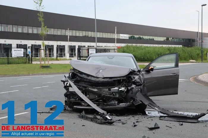 Flinke aanrijding op beruchte kruising Kloosterheulweg in Waalwijk 13 Flinke aanrijding op beruchte kruising Kloosterheulweg in Waalwijk 112 De Langstraat