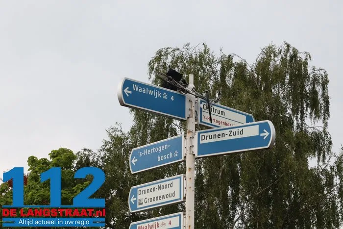 Gemeente is het helemaal zat, maar grappenmakers blijven lol hebben: weer fiets in paal in Drunen 1 Gemeente is het helemaal zat, maar grappenmakers blijven lol hebben: weer fiets in paal in Drunen 112 De Langstraat