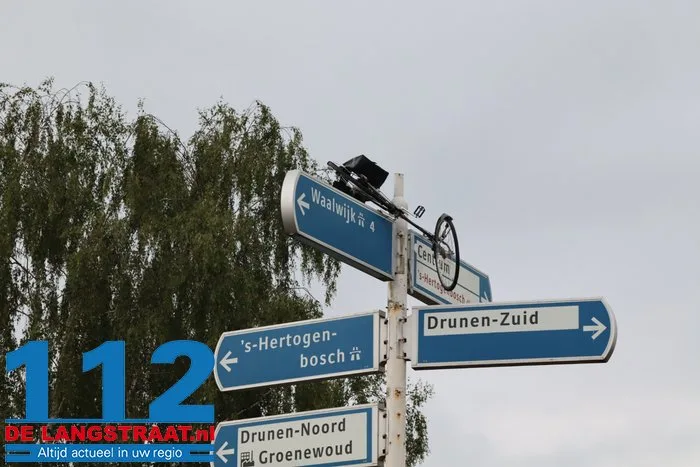 Gemeente is het helemaal zat, maar grappenmakers blijven lol hebben: weer fiets in paal in Drunen 2 Gemeente is het helemaal zat, maar grappenmakers blijven lol hebben: weer fiets in paal in Drunen 112 De Langstraat