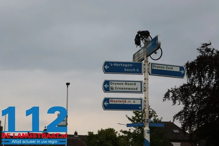 Gemeente is het helemaal zat, maar grappenmakers blijven lol hebben: weer fiets in paal in Drunen 6 Gemeente is het helemaal zat, maar grappenmakers blijven lol hebben: weer fiets in paal in Drunen 112 De Langstraat