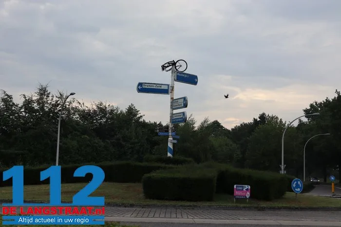 Gemeente is het helemaal zat, maar grappenmakers blijven lol hebben: weer fiets in paal in Drunen 112 De Langstraat