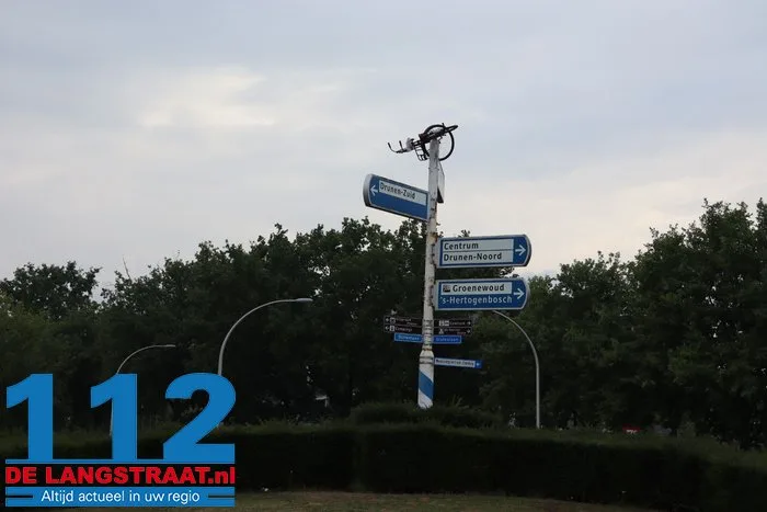 Gemeente is het helemaal zat, maar grappenmakers blijven lol hebben: weer fiets in paal in Drunen 112 De Langstraat