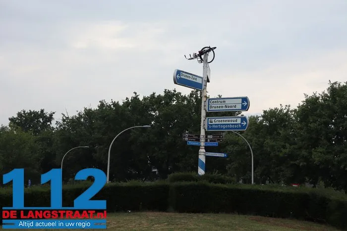 Gemeente is het helemaal zat, maar grappenmakers blijven lol hebben: weer fiets in paal in Drunen 112 De Langstraat