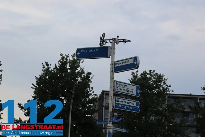 Gemeente is het helemaal zat, maar grappenmakers blijven lol hebben: weer fiets in paal in Drunen 112 De Langstraat