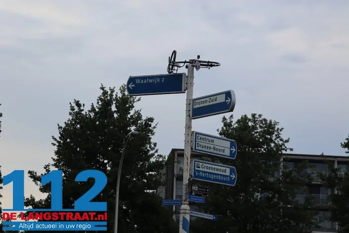 Gemeente is het helemaal zat, maar grappenmakers blijven lol hebben: weer fiets in paal in Drunen 112 De Langstraat