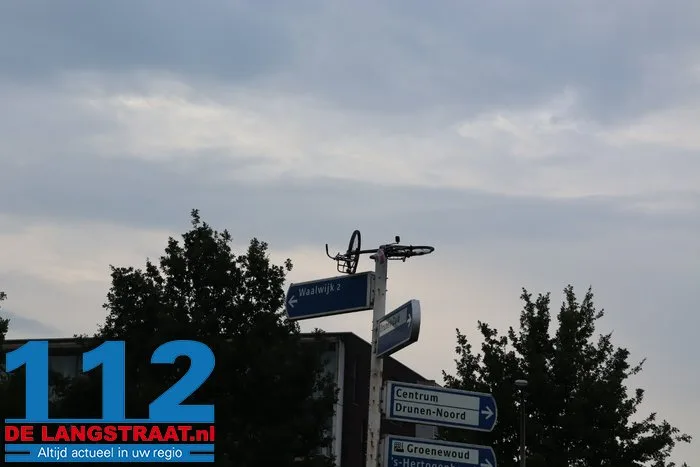 Gemeente is het helemaal zat, maar grappenmakers blijven lol hebben: weer fiets in paal in Drunen 112 De Langstraat