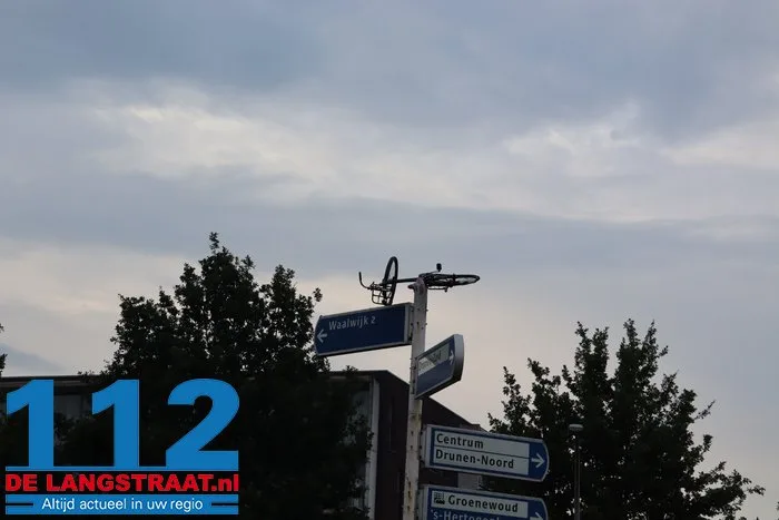Gemeente is het helemaal zat, maar grappenmakers blijven lol hebben: weer fiets in paal in Drunen 112 De Langstraat