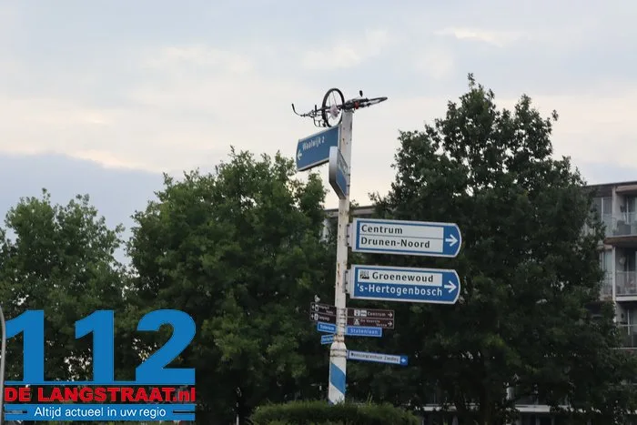 Gemeente is het helemaal zat, maar grappenmakers blijven lol hebben: weer fiets in paal in Drunen 112 De Langstraat