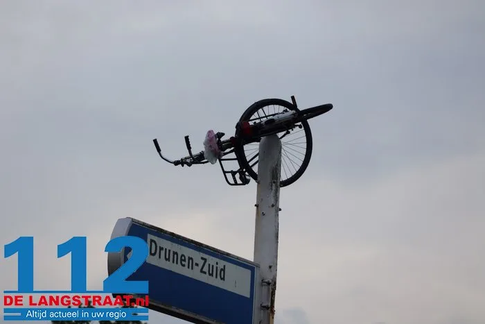 Gemeente is het helemaal zat, maar grappenmakers blijven lol hebben: weer fiets in paal in Drunen 112 De Langstraat