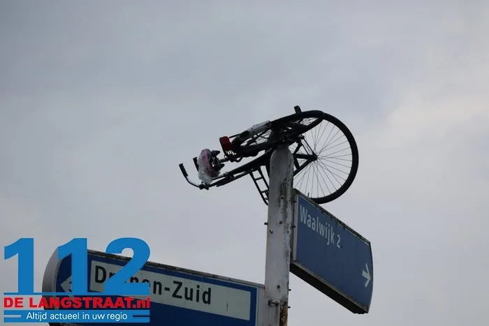 Gemeente is het helemaal zat, maar grappenmakers blijven lol hebben: weer fiets in paal in Drunen 112 De Langstraat